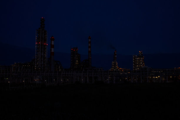 夜间有信号灯的工业厂房。工业景观的水平照片。图片下载