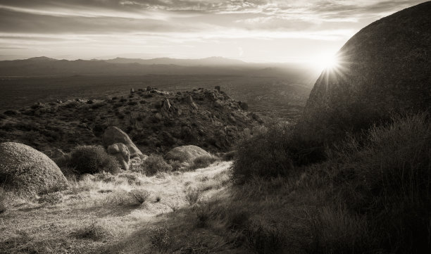 麦克道尔山脉东北边缘壮丽的日出图片下载