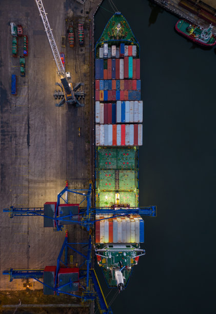 大型汽车货船进入瓦尔纳港口的无人机航拍视图图片下载