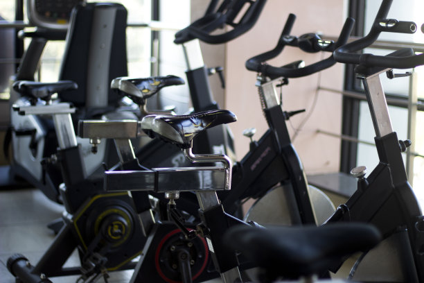 肌肉强壮的男子在健身运动中心的健身房举重设备上锻炼图片下载