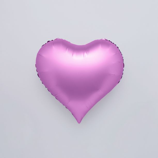 白色背景上孤立的紫色心形气球——情人节的概念图片下载