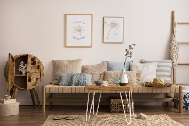 阳光明媚，明亮的客厅空间有时尚的沙发，枕头，咖啡桌，模拟海报框架，装饰，家具和个人配件。舒适的家居装饰。模板。夏天的氛围。图片下载