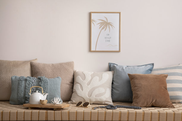 家庭和舒适的客厅内部，有时尚的沙发，枕头，茶几，模拟海报框架，装饰，家具和个人配件。舒适的家居装饰。模板。夏天的氛围。图片下载