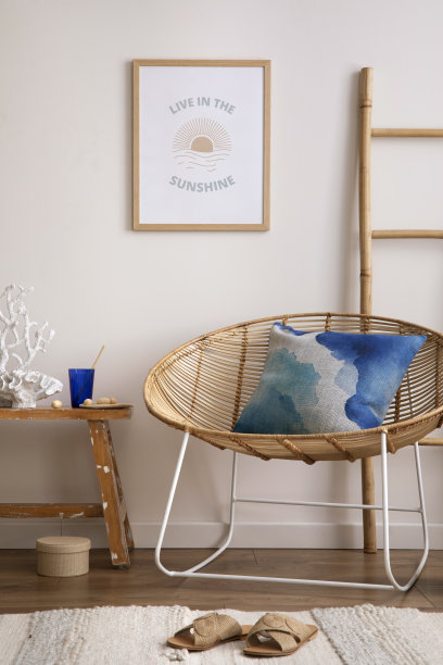 室内设计舒适和夏季客厅藤椅，长凳，枕头，模拟u海报框架，边桌，装饰，地毯和个人配件。时尚的家居装饰。模板。图片下载