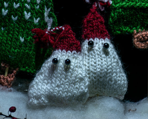 针织侏儒，童话人物，夜景，彩光画照片，模糊背景，工艺概念图片下载