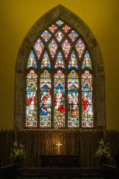 高威大教堂彩色玻璃窗图片下载