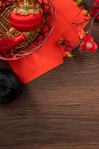 中国农历新年背景设计概念与梅花，红包和节日装饰。图片下载