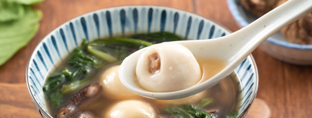 在台湾吃大汤圆元宵配香喷喷的汤。图片下载