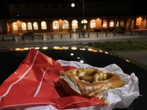 butter bretzel on a car roof in the front of the main train station early in the morning in Schwäbisch Gmünd图片下载