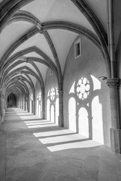 特里尔圆顶上的老修道院的风景秀丽的柱子和岛屿图片下载