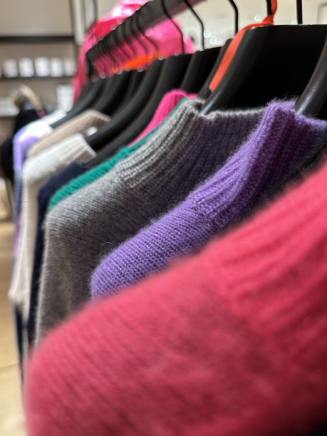 百货商店里挂着一排五颜六色的羊绒衫图片下载