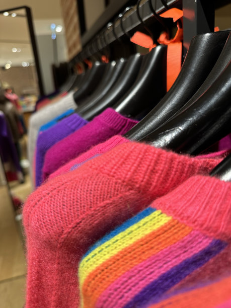 百货商店里挂着一排五颜六色的羊绒衫图片下载
