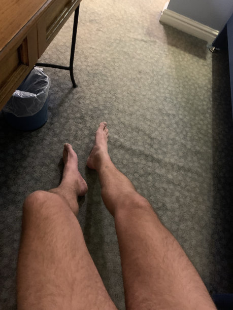 光着腿坐着。图片下载