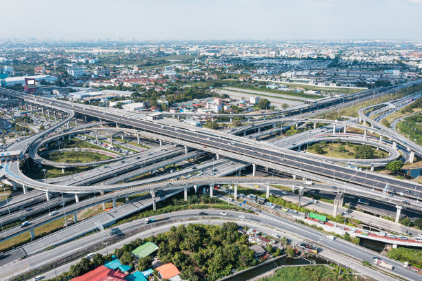 多级路口高速公路俯视图，道路交通是泰国重要的基础设施。高速公路和环岛。交通和旅行概念。图片下载