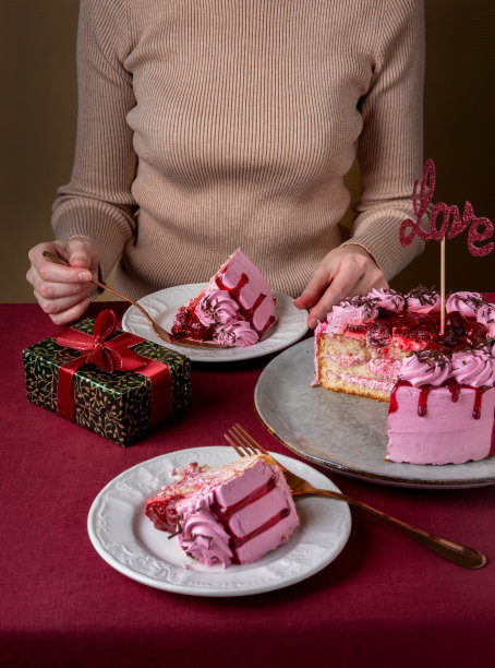 情人节、母亲节或生日的樱桃蛋糕。情人节的概念。情人节背景图片下载
