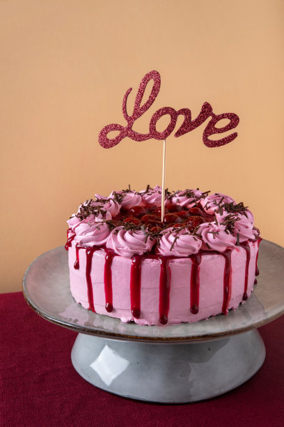 情人节、母亲节或生日的樱桃蛋糕。情人节的概念。情人节背景图片下载
