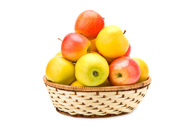 成熟的苹果放在柳条筐里，单独放在白色的篮子里。图片下载