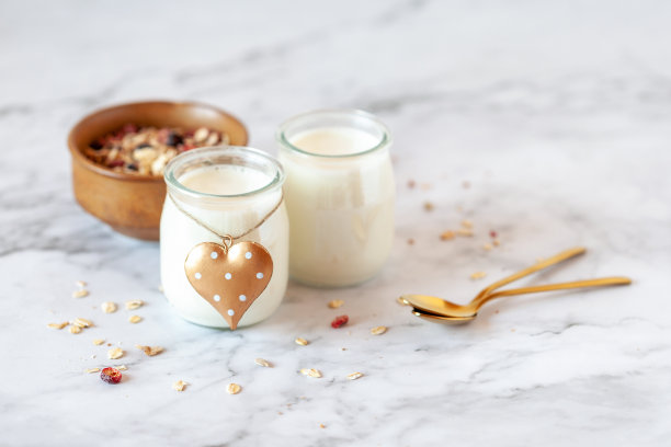 情人节早餐，酸奶和燕麦片图片下载