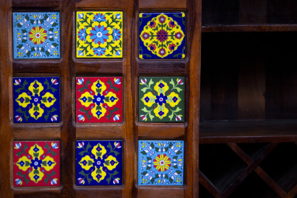 色彩艳丽的装饰经典亚洲印度金色图案手工制作的木制家具图片下载