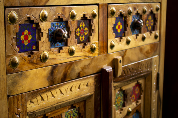 色彩艳丽的装饰经典亚洲印度金色图案手工制作的木制家具图片下载