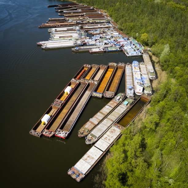 空驳船停泊在运河上图片下载