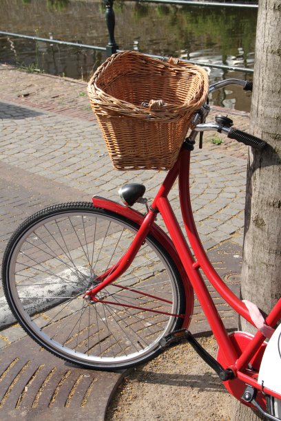 一辆带篮子的旧自行车图片下载