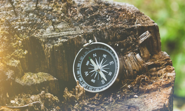 旅游和航海。用罗盘确定基点。图片下载