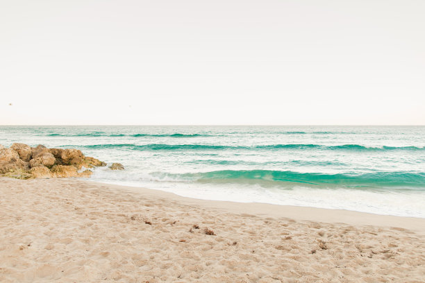 柔和的日落天空在棕榈滩，佛罗里达海岸线图片下载