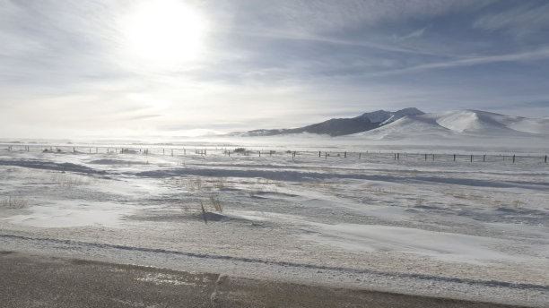 日出照亮了雪山图片下载