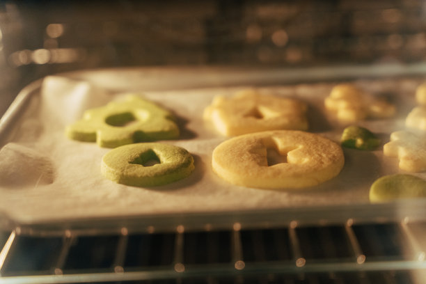 冬季节日期间，厨房电烤箱内烘烤的圣诞饼干特写图片下载