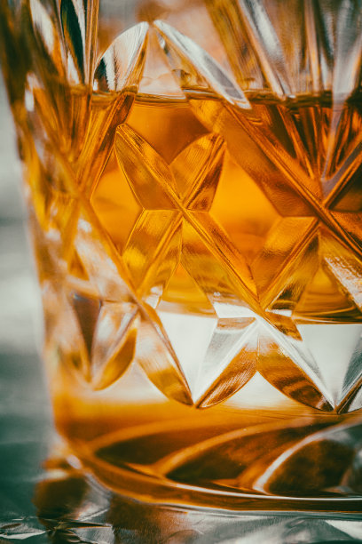 近距离观看威士忌在一个水晶玻璃玻璃杯图片下载