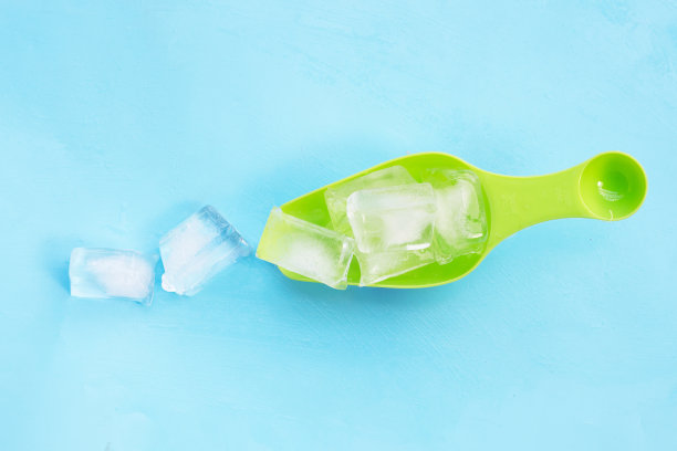 冰块和冰勺。图片下载