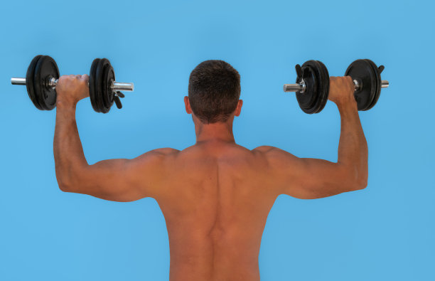 一个人仰面举哑铃图片下载