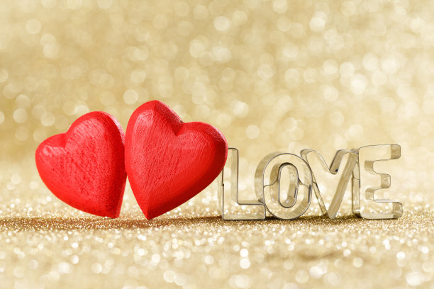 木制的心和文字的爱图片下载