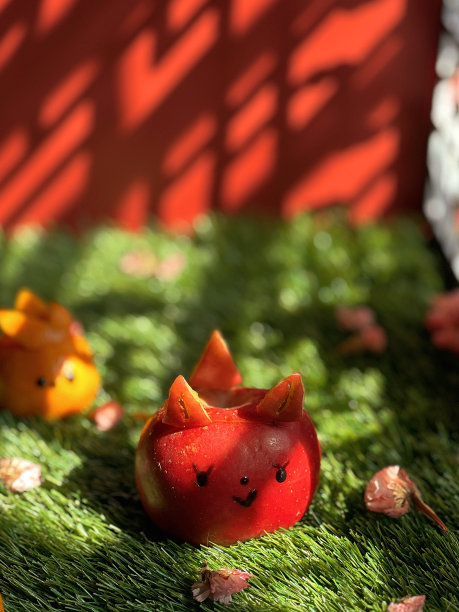 2023年春节快乐，兔子橘子和苹果，绿草红底图片下载