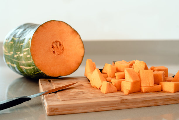 把南瓜块切在木板上图片下载