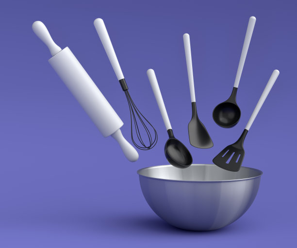 在紫罗兰色背景上准备面团的金属碗和厨房用具。图片下载