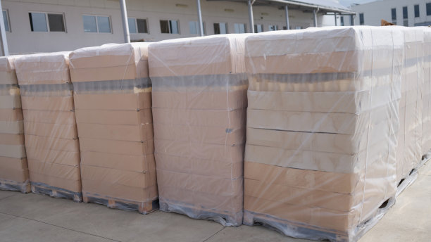 工业仓库内部，托盘上有箱子和瓶子图片下载