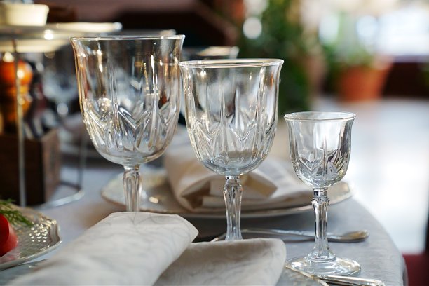 桌子上的空酒杯。节日晚宴的餐桌摆设。图片下载