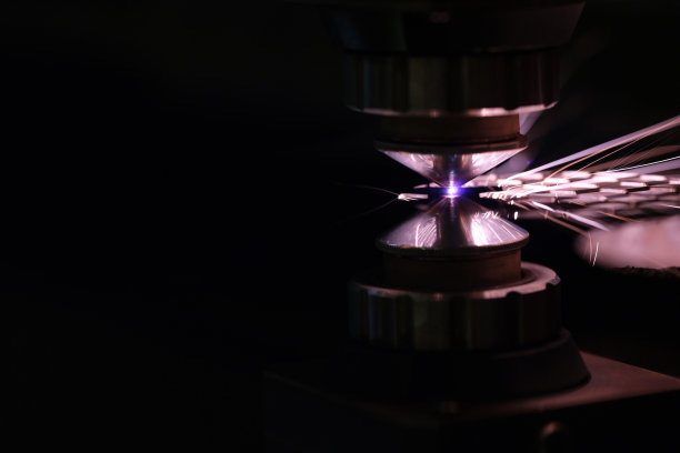 等离子切割金属的过程图片下载