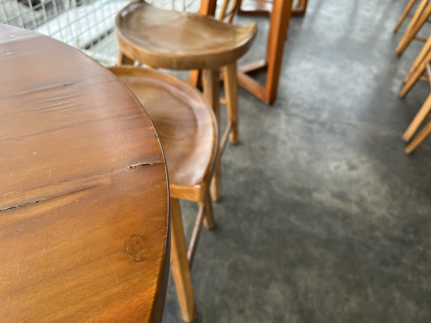 由木材制成的圆桌和椅子的观点。图片下载