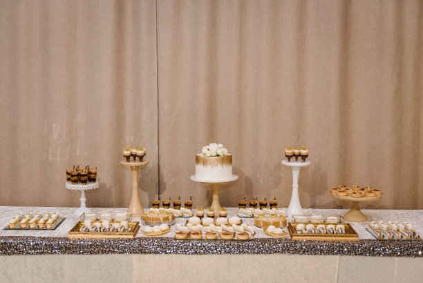 糖果棒和甜点庆祝生日，洗礼，婚礼。桌上有蛋糕、糖果、糖果、甜点。图片下载