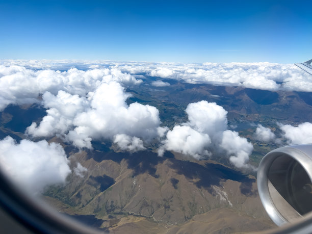 云下的山:从飞机窗口看。图片下载