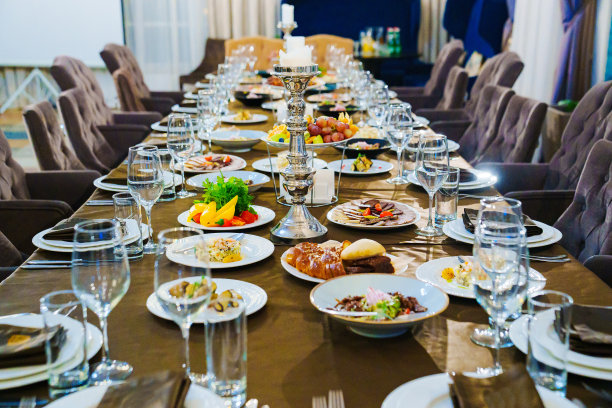 有蜡烛、点心和餐具的节日大桌子。图片下载