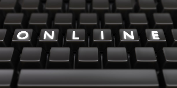 在线白色字母文本在黑色电脑笔记本电脑键盘背景。销售职业教育。三维渲染图片下载