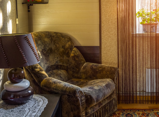 角落里的扶手椅图片下载