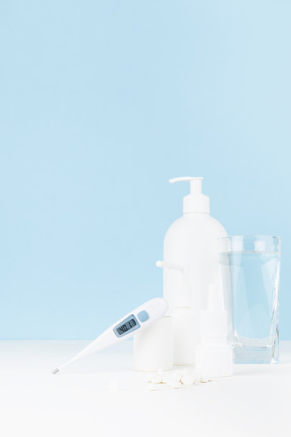 发烧，感冒-医疗，药具保健和预防，玄学疾病-家庭药箱-瓶，喷雾剂，药片，40,1个温度计，一杯水在蓝色的内部，垂直。图片下载