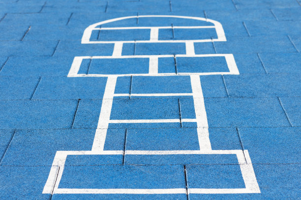 用颜料在鹅卵石上画的跳房子游戏图片下载