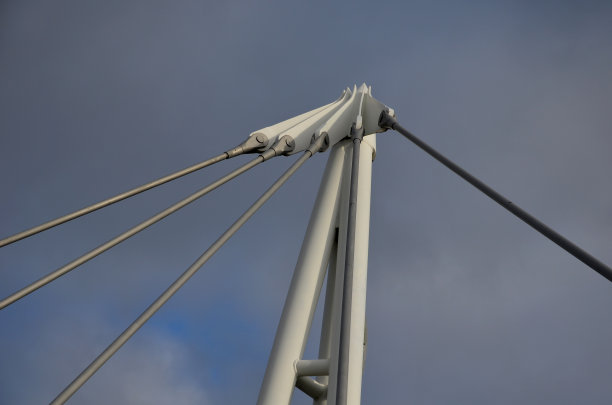 带销钉的金属杆，用于固定桥体。一种白色的钢柱，上面有几根灰色的支柱像扇子一样固定着。巷道悬索桥结构图片下载