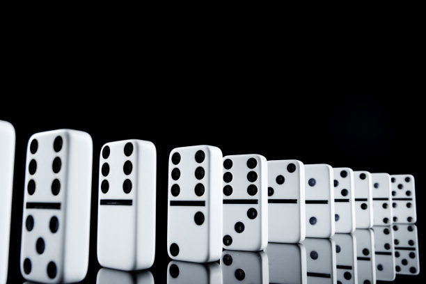 黑暗中的白色多米诺骨牌图片下载